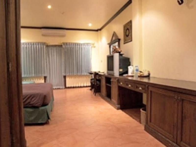 The Irish Clock Hotel Udon Thani Exterior photo
